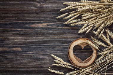 Arka plan buğday ve koyu ahşap b ahşap kalpleri ile