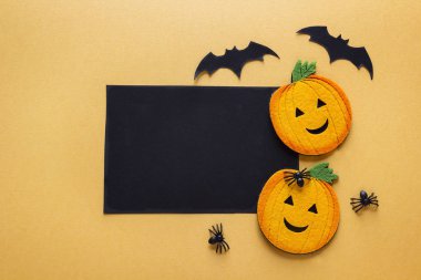 Dekoratif pumpkins, örümcekler ve yarasa ile siyah boş kağıt kartı