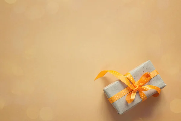 Caja de regalo con cinta en fondo naranja y espacio de copia para tex — Foto de Stock