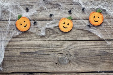 Cadılar Bayramı arka plan dekoratif pumpkins, ürpertici web ve sp ile
