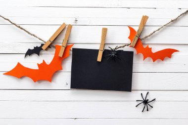 Boş kağıt kartı clothespins ile dekoratif yarasalar üzerinde asılı 