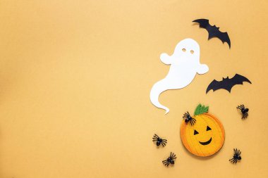 Cadılar Bayramı arka plan ile dekoratif kabak, hayalet, örümcekler ve