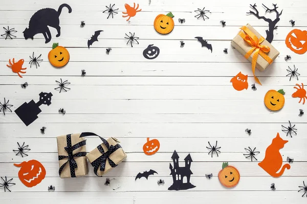 Arka plan beyaz tahta masada Cadılar Bayramı dekorasyonu ile. Blan