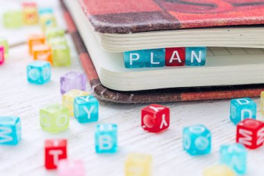 Renkli blok bir kitapta yazılı kelime planı.
