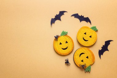 Düz yatıyordu Cadılar Bayramı arka plan ile dekoratif pumpkins, örümcekler 