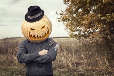 Jack-fener bir balta ve kafasına bir şapka duruyorum içinde kabak ile