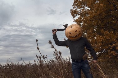 Jack-fener bir balta ve kafasına bir şapka duruyorum içinde kabak ile