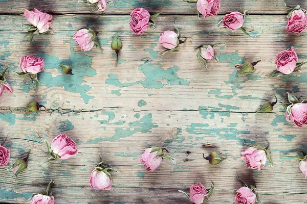 Marco de flores de rosas secas en el backgrou de madera vieja turquesa — Foto de Stock