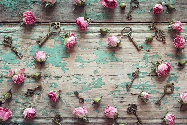Küçük pembe Gül ve vintage anahtarları eski ahşap arka plan 