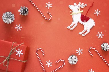 Hediye kutusu, dekoratif Ren geyiği, con ile kırmızı Noel arka plan