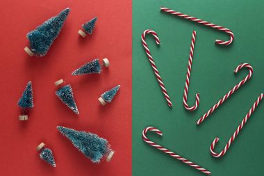 Küçük dekoratif firs ve şekerler Noel arka plan.