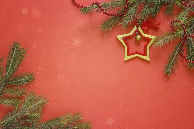 Çam dalları ve süslemeleri ile kırmızı Noel arka plan. Girintili