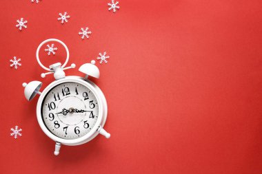 Kar taneleri ve kopya alanı üzerinde kırmızı bac ile Noel çalar saat