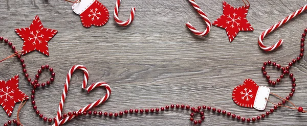 Weihnachtsdekoration und Zuckerstangen auf Holzgrund. Wellness — Stockfoto