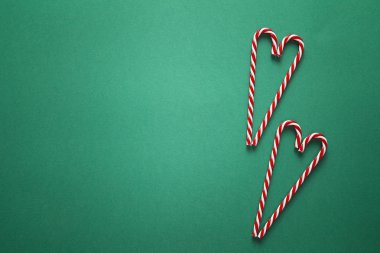 Yeşil Noel arka plan kırmızı şekerler ile. Uzay kopyalayın. CHR