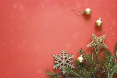 Çam dalları ve Altın süslemeleri ile kırmızı Noel arka plan. Metin için yer