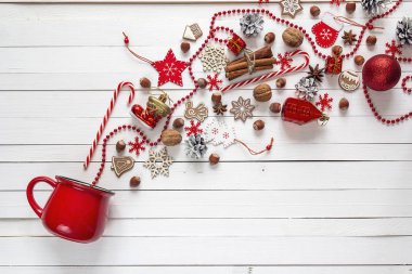 Dekorasyon ve Beyaz ahşap sweets ile sihirli Noel Kupası 