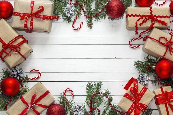 Pudełka i ozdoby świąteczne na białym tle drewnianych. — Zdjęcie stockowe