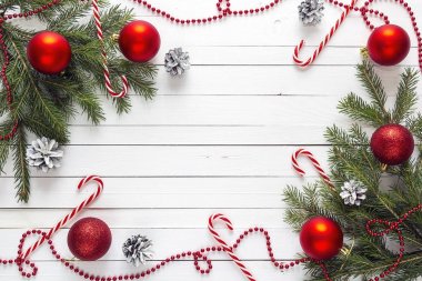 Çam dalları ve wh üzerinde kırmızı süslemeleri Noel arka plan