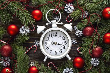 Çamın dalları ve süslemeleri ile Noel çalar saat. İsa