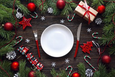 Çatal bıçak takımı ve Noel süslemeleri ile festival Tablo ayarı 