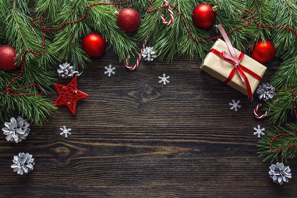 Jul bakgrund med gränsa från tall grenar och dekorati Stockbild