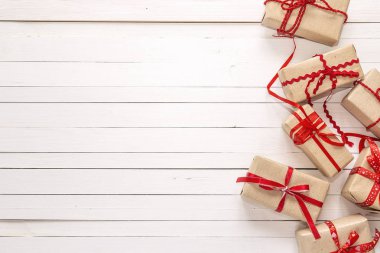 Hediye kutuları kırmızı kurdele ve kopya alanı üzerinde beyaz ahşap backg
