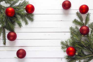 Çam dalları ve wh üzerinde kırmızı süslemeleri Noel arka plan