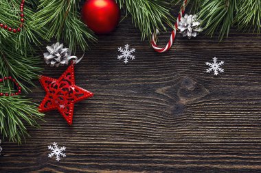 Çam dalları ve süslemeleri Noel arka plan. Uzay fo