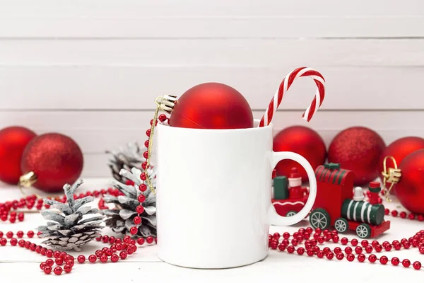 Tasse à café blanc avec canne à bonbons et décorations de Noël sur wh — Photo