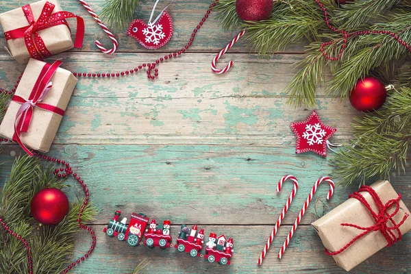 Fondo de Navidad con ramas de pino y decoraciones en mesa de madera vieja. Fondo de vacaciones . —  Fotos de Stock