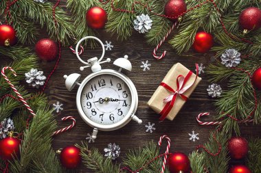 Çamın dalları ve süslemeleri ile Noel çalar saat. İsa