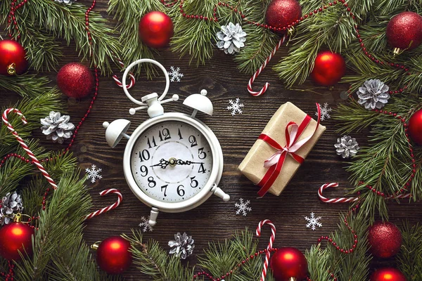 Çamın dalları ve süslemeleri ile Noel çalar saat. İsa