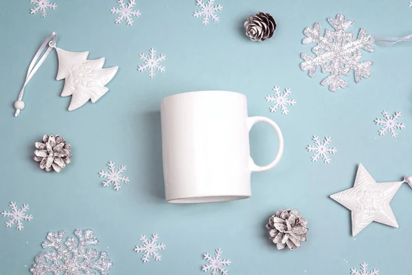 Tasse à café blanche avec décorations de Noël sur fond bleu . — Photo