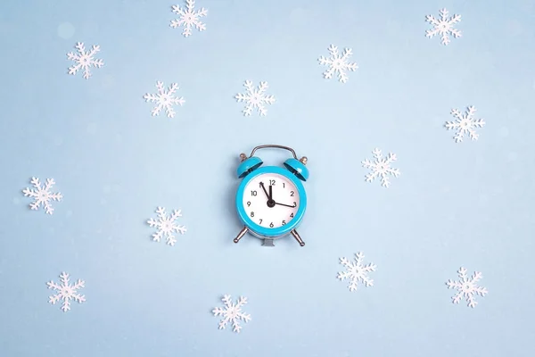 青の背景に雪の結晶冬目覚まし時計。時間 — ストック写真