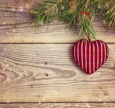 Çamın dalları ve örme kalp eski Noel arka plan