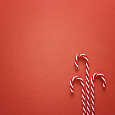 Baston şekerler ile kırmızı Noel arka plan. Metin için yer kopyalayın. 