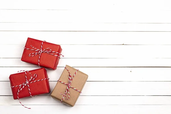 Cajas de regalo rojas y espacio de copia sobre fondo de madera blanco . — Foto de Stock