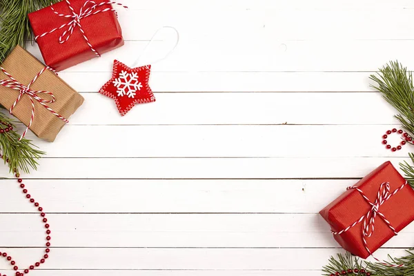 Noel hediye kutuları ve süslemeleri üzerinde beyaz wo arka plan — Stok fotoğraf
