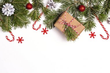 Hediye kutusu, çam dalları ve süslemeleri Noel arka plan