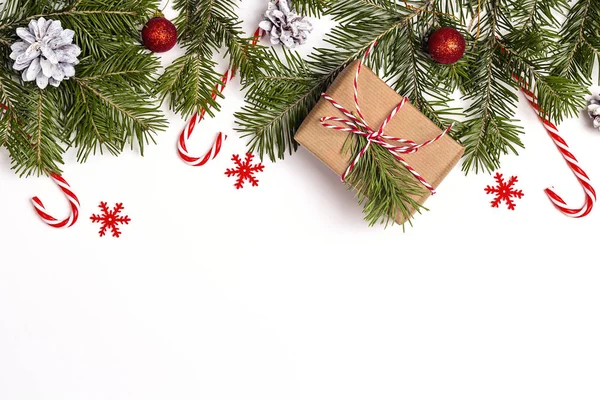 Hediye kutusu, çam dalları ve süslemeleri Noel arka plan — Stok fotoğraf