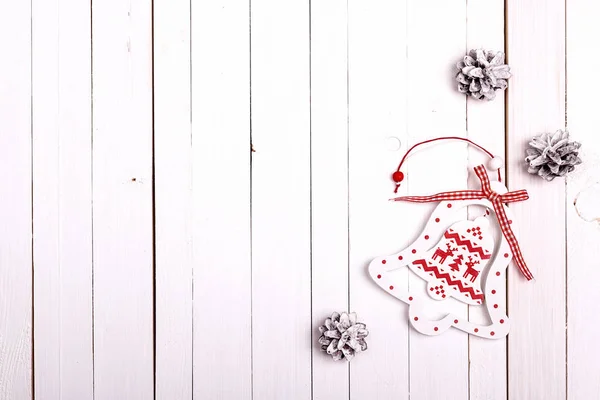 Urlaub Hintergrund mit Weihnachtsglocke und Schnee bemalten Kiefer con — Stockfoto