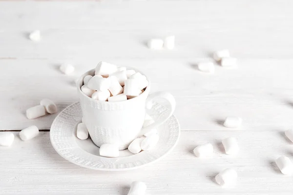 Tasse blanche avec guimauves . — Photo