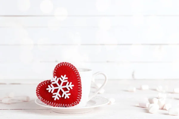 Boisson d'hiver avec décoration de Noël coeur sur bac en bois blanc — Photo