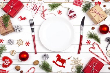 Çatal bıçak takımı ve Noel süslemeleri ile festival Tablo ayarı 