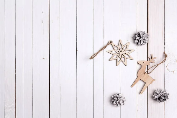 Winterurlaub Hintergrund mit Holzdekorationen und Schneefarbe — Stockfoto