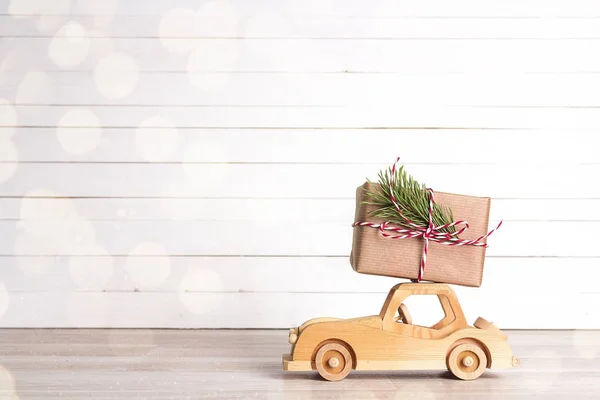 Kotak hadiah Natal di mobil mainan dengan ruang fotokopi . — Stok Foto
