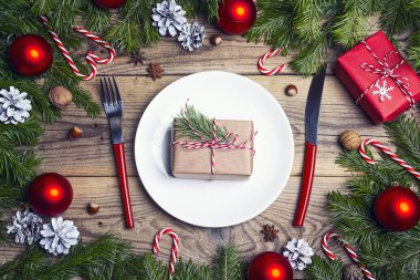 Çatal bıçak takımı ve Noel süslemeleri ile festival Tablo ayarı 