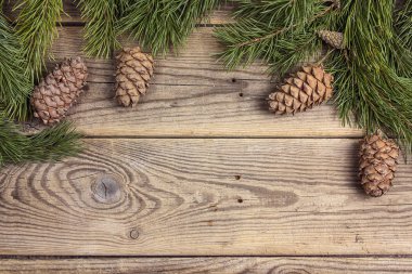 Çam kozalakları rustik ahşap masa üzerinde şube ve sedir. Üstten Görünüm comp