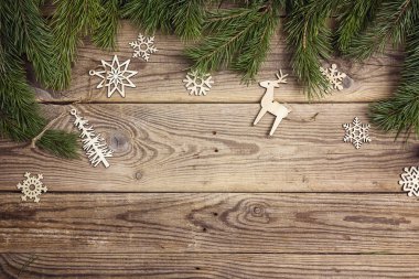 Çerçeve çam dalları yaptı ve eski Noel süsleri woo